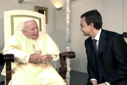 El Papa Juan Pablo II recibió hoy en una breve audiencia al secretario general del PSOE, José Luis Rodríguez Zapatero, que se desarrolló en un ambiente 