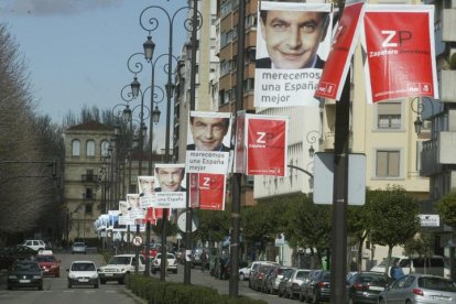 CARTELES ELECTORALES DE LOS DISTINTOS PARTIDOS POLITICOS EN LAS CALLES DE LEON, DENTRO DE LA CAMPAÑA ELECTORAL PARA LAS PROXIMAS ELECCIONES GENERALES DE 2004