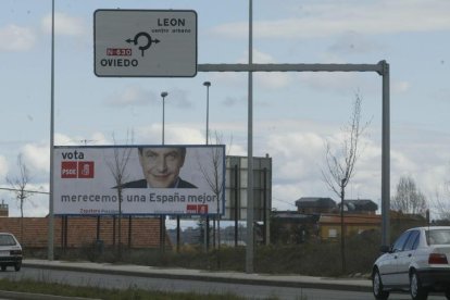 CARTELES ELECTORALES DE LOS DISTINTOS PARTIDOS POLITICOS EN LAS CALLES DE LEON, DENTRO DE LA CAMPAÑA ELECTORAL PARA LAS PROXIMAS ELECCIONES GENERALES DE 2004