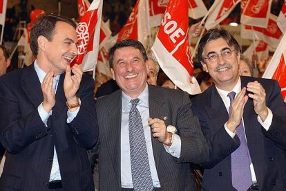 El candidato socialista a la Presidencia del Gobierno, José Luis Rodríguez Zapatero (i), junto al alcalde de La Coruña, Francisco Vázquez (C), y el presidente de la Diputación coruñesa, Salvador Fernández Moreda (d), durante un mitin en el palacio de los deportes de Riazor, en el sexto día de campaña electoral