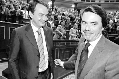 JOSE LUIS RODRIGUEZ ZAPATERO (I), RECIBE LA FELICITACION DE JOSE MARIA AZNAR, TRAS EL ACTO DE INVESTIDURA DEL PRIMERO COMO PRESIDENTE DEL GOBIERNO ESPAÑOL