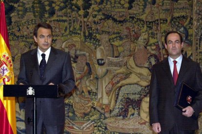 El presidente del Gobierno, José Luis Rodríguez Zapatero (i), acompañado del ministro de Defensa, José Bono, durante la declaración institucional que realizó esta tarde en el Palacio de la Moncloa, en la que anunció que ha ordenado el regreso de las tropas españolas que se encuentran en Irak 