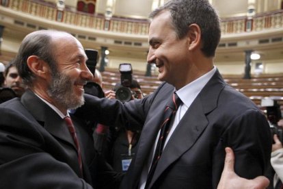 MD152 MADRID, 11.04.08.- Alfredo Pérez Rubalcaba felicita a José Luis Rodríguez Zapatero después de que haya sido investido hoy presidente del Gobierno por mayoría simple al haber obtenido en segunda votación la confianza de 169 diputados, todos ellos del grupo socialista, mientras que 23 se han abstenido y 158 han votado en contra. EFE/Manuel H. de León