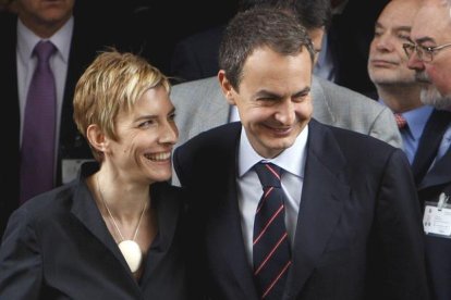 MD96. MADRID, 11/04/08.- El presidente del Gobierno, José Luis Rodríguez Zapatero, junto a su esposa Sonsoles Espinosa, a la salida del Congreso de los Diputados, tras ser reelegido hoy presidente por mayoria simple con los 169 votos de los diputados de su grupo, mientras que 158 (PP, ERC y UPyD) han votado en contra y 23 se han abstenido (CiU, PNV, IU, ICV, BGN, CC, Na Bai). EFE/Sergio Barrenechea