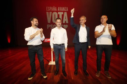 Zapatero, junto a Javier Alfonso Cendón, José Luis Tudanca y José Antonio Diez, en un mitin en León