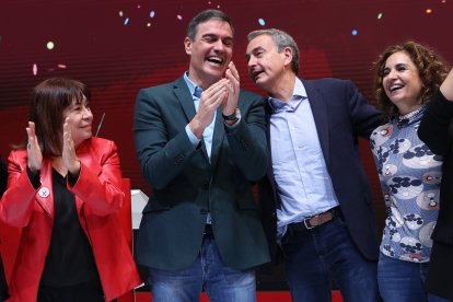 GRAF3416. MADRID, 26/11/2023.- El secretario general del PSOE y presidente del Gobierno, Pedro Sánchez (2i), junto al ex presidente José Luis Rodríguez Zapatero; la presidenta del PSOE, Cristina Narbona (i), y la ministra de Hacienda y Función Pública, María Jesús Montero, durante un acto del PSOE para celebrar el nuevo Ejecutivo, este domingo en Madrid. EFE/ Kiko Huesca