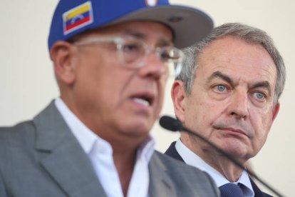 FOTODELDÍA AME4999. CARACAS (VENEZUELA), 17/03/2026.- El expresidente del Gobierno español José Luis Rodríguez Zapatero (d) habla junto al presidente de la Asamblea Nacional de Venezuela, Jorge Rodríguez, este martes en Caracas (Venezuela). Jorge Rodríguez, calificó al expresidente del Gobierno español como 