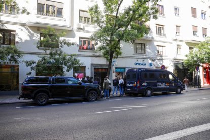 MADRID, 19/05/2026.- Vehículos policiales ante la oficina del expresidente del Gobierno José Luis Rodríguez Zapatero durante un registro este martes en Madrid. El juzgado central de instrucción número 4 de la Audiencia Nacional ha citado el próximo 2 de junio como imputado al expresidente del Gobierno, el leonés José Luis Rodríguez Zapatero por organización criminal, tráfico de influencias y falsedad en la causa que investiga supuestos cobros de comisiones ilegales en el rescate de la compañía aérea Plus Ultra. EFE/ Rodrigo Jiménez