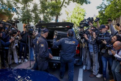 MADRID, 19/05/2026.- Agentes de la Policía Nacional guardan material incautado en un vehículo de la UCO durante el registro a la oficina del expresidente del Gobierno José Luis Rodríguez Zapatero este martes en Madrid. El juzgado central de instrucción número 4 de la Audiencia Nacional ha citado el próximo 2 de junio como imputado al expresidente del Gobierno, el leonés José Luis Rodríguez Zapatero por organización criminal, tráfico de influencias y falsedad en la causa que investiga supuestos cobros de comisiones ilegales en el rescate de la compañía aérea Plus Ultra. EFE/ Rodrigo Jiménez