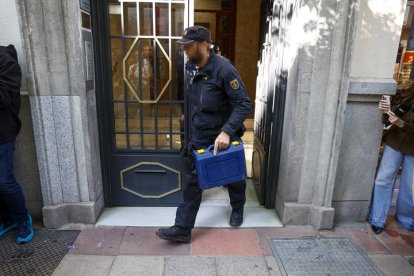 MADRID, 19/05/2026.- Agentes de la Policía Nacional salen del edificio donde se encuentra la oficina del expresidente del Gobierno José Luis Rodríguez Zapatero durante un registro este martes en Madrid. El juzgado central de instrucción número 4 de la Audiencia Nacional ha citado el próximo 2 de junio como imputado al expresidente del Gobierno, el leonés José Luis Rodríguez Zapatero por organización criminal, tráfico de influencias y falsedad en la causa que investiga supuestos cobros de comisiones ilegales en el rescate de la compañía aérea Plus Ultra. EFE/ Rodrigo Jiménez