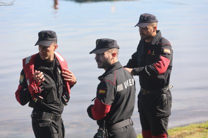 Ejercicio de la Unidad de Drones de la UME en el pantano de Bárcena.