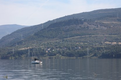 Ejercicio de la Unidad de Drones de la UME en el pantano de Bárcena.
