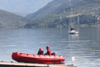 Ejercicio de la Unidad de Drones de la UME en el pantano de Bárcena.