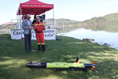 Ejercicio de la Unidad de Drones de la UME en el pantano de Bárcena.