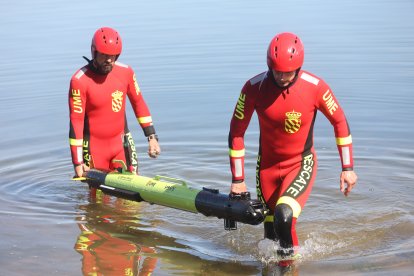 Ejercicio de la Unidad de Drones de la UME en el pantano de Bárcena.