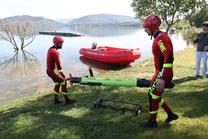 Ejercicio de la Unidad de Drones de la UME en el pantano de Bárcena.