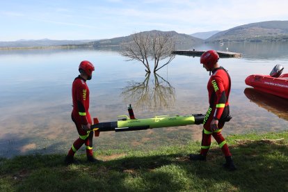 Ejercicio de la Unidad de Drones de la UME en el pantano de Bárcena.