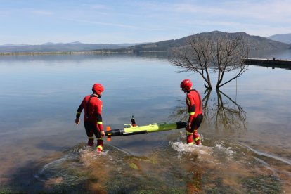 Ejercicio de la Unidad de Drones de la UME en el pantano de Bárcena.