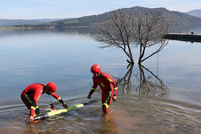 Ejercicio de la Unidad de Drones de la UME en el pantano de Bárcena.
