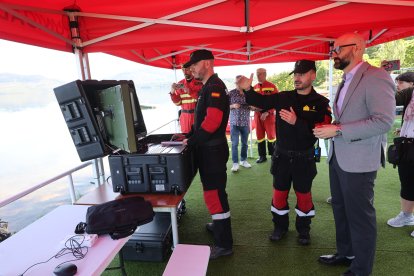 Ejercicio de la Unidad de Drones de la UME en el pantano de Bárcena.