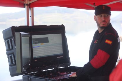 Ejercicio de la Unidad de Drones de la UME en el pantano de Bárcena.