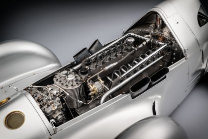 Impresionante 16 cilindros, 5 litros y 343 CV, que animaba al Auto Union Lucca y que posteriormente, en 1935, alcanzaría los 375 VC. Las cuatro salidas de escape, a ambos lados del motor, apuntando hacia arriba.