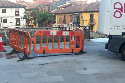 El hueco que albergaba el cristal, vallado tras el incidente con la barredora.