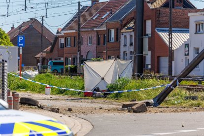 Bélgica investiga la colisión entre un tren y un minibús escolar con cuatro muertos.
