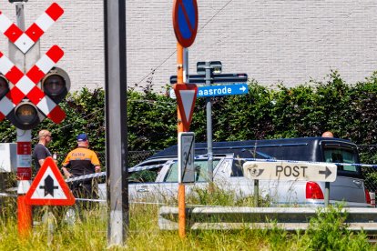 Bélgica investiga la colisión entre un tren y un minibús escolar con cuatro muertos.