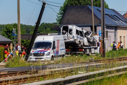 Bélgica investiga la colisión entre un tren y un minibús escolar con cuatro muertos.