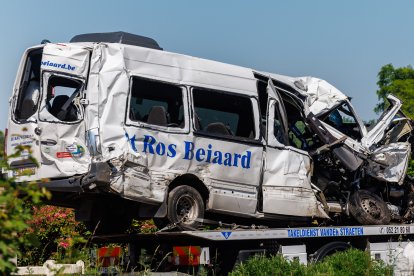 Bélgica investiga la colisión entre un tren y un minibús escolar con cuatro muertos.