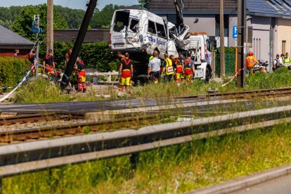 Bélgica investiga la colisión entre un tren y un minibús escolar con cuatro muertos.