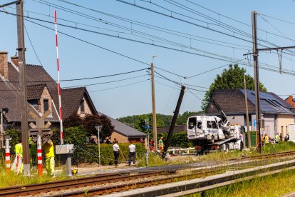 Bélgica investiga la colisión entre un tren y un minibús escolar con cuatro muertos.