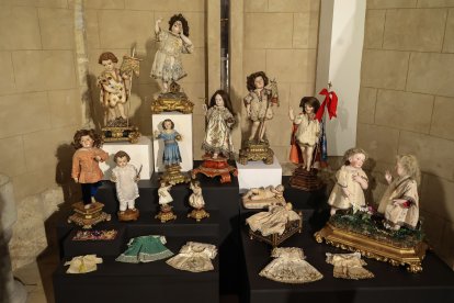 El rincón de la 'Divina Guardería', una colección de figuras del Niño Jesús con sus vestidos hechos por las monjas.