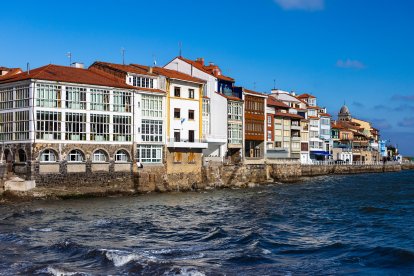 El paseo marítimo y las casas frente al Cantábrico reflejan el carácter histórico y marinero de Luanco.