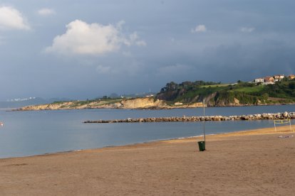 Las playas urbanas y el paisaje costero convierten a Luanco en uno de los destinos más atractivos de la costa central asturiana.