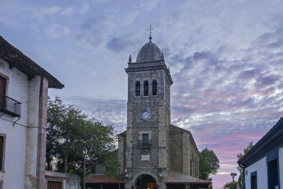 La iglesia de Santa María domina uno de los rincones más emblemáticos de Luanco, la villa marinera vinculada a la infancia de José Luis Rodríguez Zapatero.