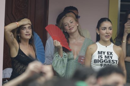 <p>La actriz Esther Expósito (c) asiste al concierto del cantante y compositor puertorriqueño Bad Bunny este sábado en el estadio Metropolitano, en Madrid. EFE/Juanjo Martín</p>