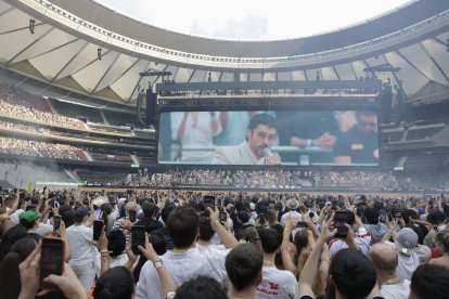 <p>Asistentes al concierto del cantante y compositor puertorriqueño Bad Bunny este sábado en el estadio Metropolitano, en Madrid. EFE/ Juanjo Martín</p>