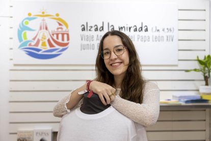 <p>Silvia González, miembro del equipo de voluntarios para la visita del papa León XIV a Tenerife del 12 de junio. La expectación es máxima entre los voluntarios que participarán en la visita del papa León XIV a España, en su gran mayoría jóvenes, pero son perfiles de todas las edades que forman parte del engranaje esencial de este acontecimiento histórico, que creen que traerá un mensaje de 