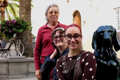 <p>(De izq a der) Eloína García, Beatriz Hernández y Patricia Henríquez, miembros del equipo de voluntarios para la visita del papa León XIV a Gran Canaria del 11 de junio. La expectación es máxima entre los voluntarios que participarán en la visita del papa León XIV a España, en su gran mayoría jóvenes, pero son perfiles de todas las edades que forman parte del engranaje esencial de este aconteci