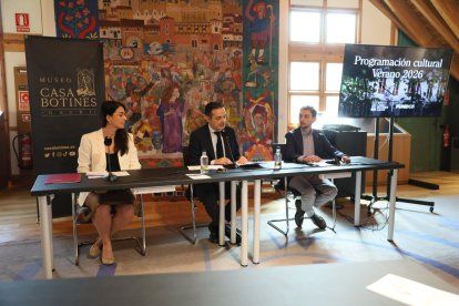 Nadia Teixeira, Raúl Fernández Sobrino, Carlos Varela durante la presentación del programa