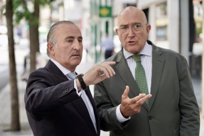 El director general adjunto de Banco Sabadell, Pablo Junceda Moreno, con el alcalde de Valladolid, Jesús Julio Carnero.