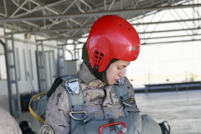 <p>La princesa Leonor realiza los últimos ajustes al equipamiento con el que saltará por primera vez en paracaídas en modo automático en la Base Aérea de Alcantarilla, en Murcia. EFE/ Casa de S.M. El Rey SOLO USO EDITORIAL/SOLO DISPONIBLE PARA ILUSTRAR LA NOTICIA QUE ACOMPAÑA (CRÉDITO OBLIGATORIO)</p>