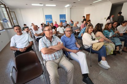 Un nutrido grupo de alcaldes y demás cargos electos presentes en la reunión