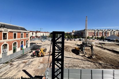 Máquina de pilotes para la obra de la ampliación de la estación de trenes Campo Grande de Valladolid