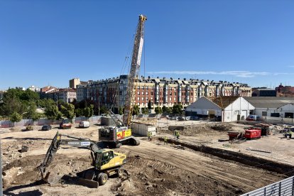 Máquina de pilotes para la obra de la ampliación de la estación de trenes Campo Grande de Valladolid
