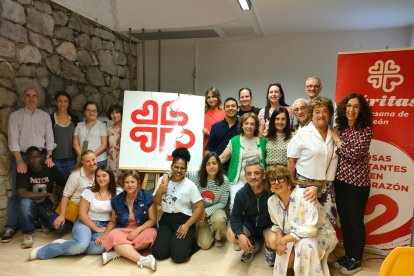 Foto de familia tras la mesa de experiencias.