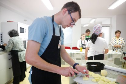 Iván se esmera con las patatas para la tortilla con la que va obsequiar a sus compañeros del curso de Inserta.