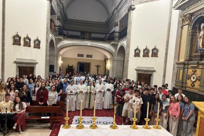 La expedición de jóvenes de la Diócesis de Astorga poco antes de iniciar la partida a Madrid.